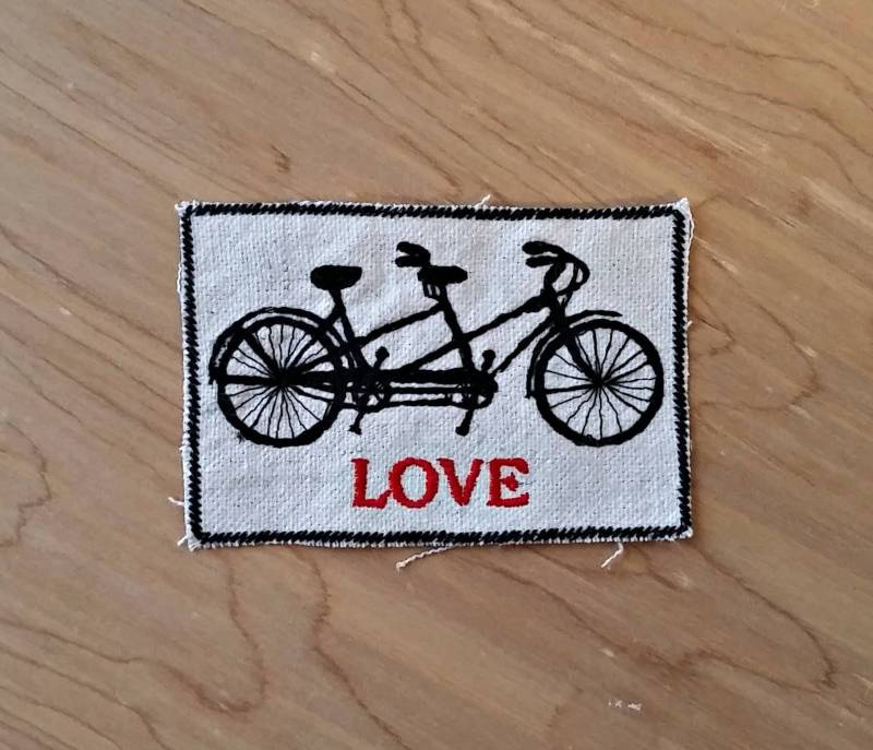 Handgemachte Gestickte Tandem Fahrrad Liebe Upcycled Canvas Eisen Auf Jacke Patch Hochzeit Gunsten von AuthenticEmbroidery