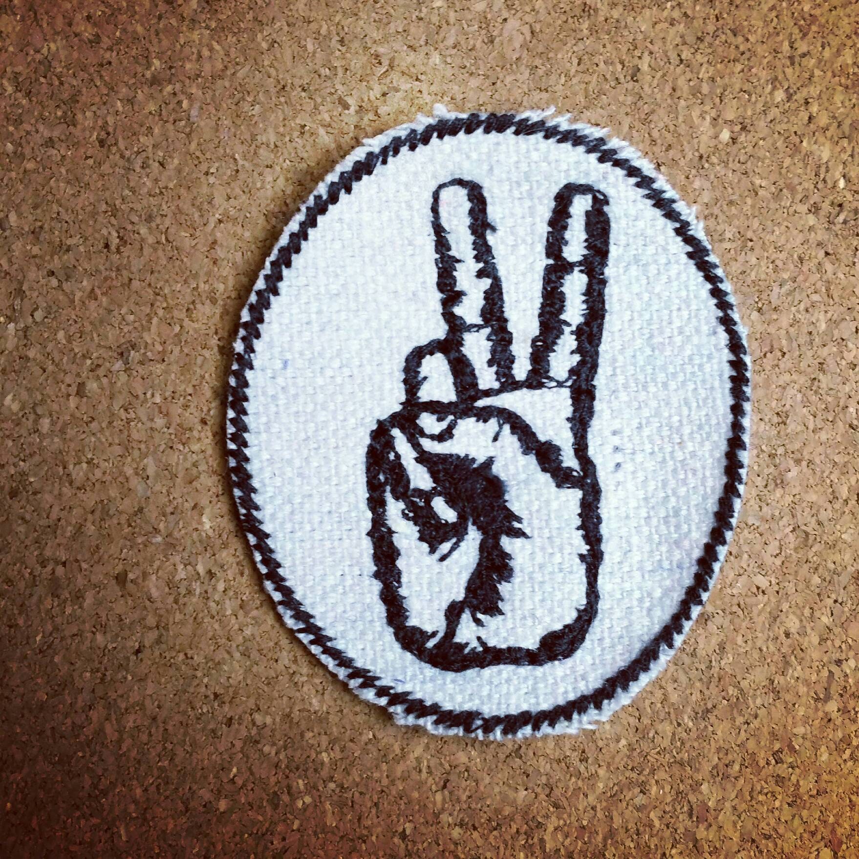 Handgemachter Bestickter Upcycled Canvas Peace Sign Hand Aufbügler Für Jacke Oder Hut von AuthenticEmbroidery
