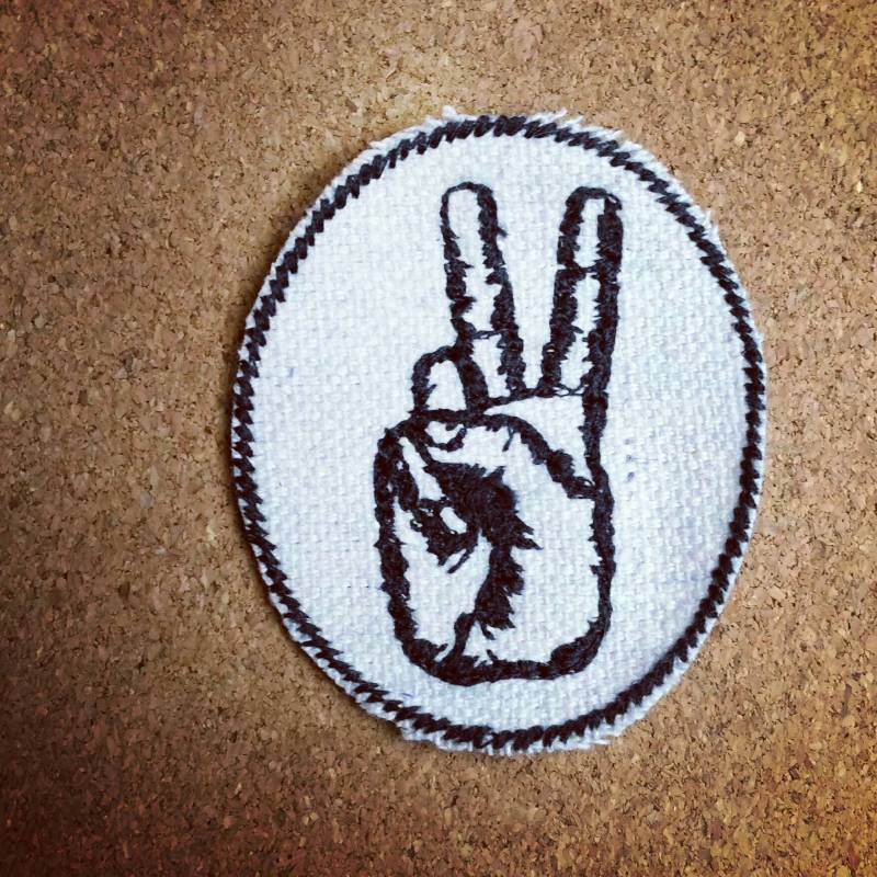 Handgemachter Bestickter Upcycled Canvas Peace Sign Hand Aufbügler Für Jacke Oder Hut von AuthenticEmbroidery