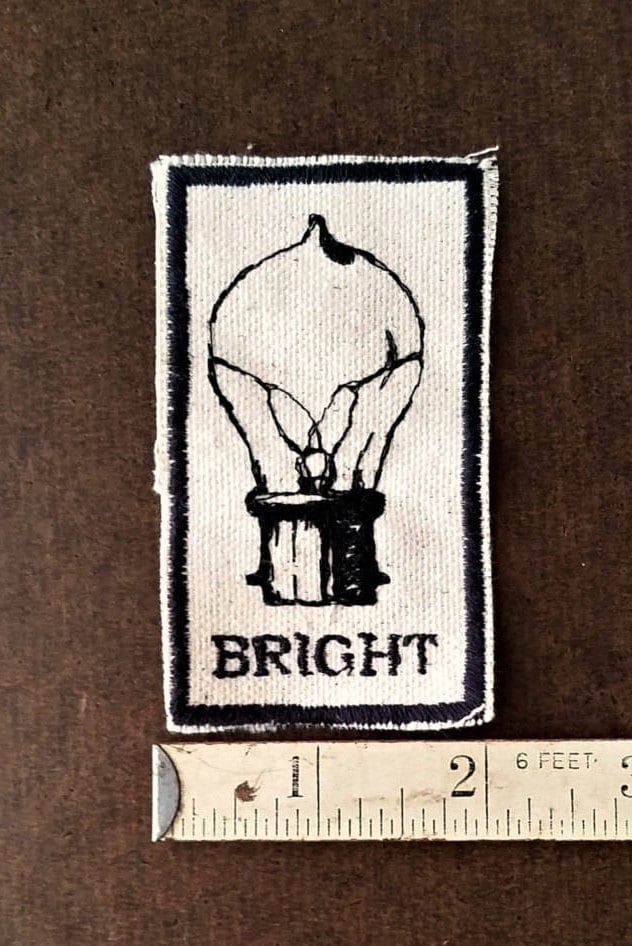 Handgemachter Bestickter Vintage Grafik-Upcycled Canvas Helles Eisen Auf Jacke Oder Hut-Aufnäher von AuthenticEmbroidery
