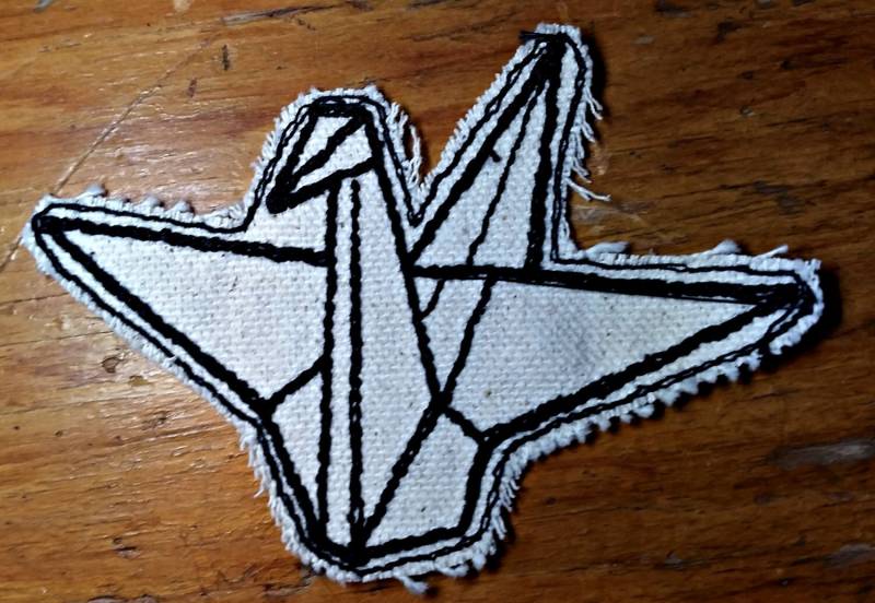 Handgemachter Gestickter Origami-Kranich Upcycled Aufnäher Zum Aufbügeln Für Jacke Oder Hut von AuthenticEmbroidery