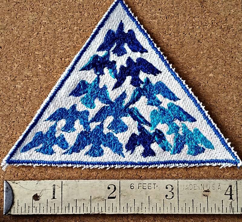 Handmade Bird Flock Blau Gestickter Vintage Grafik Upcycled Canvas Jacke Patch von AuthenticEmbroidery