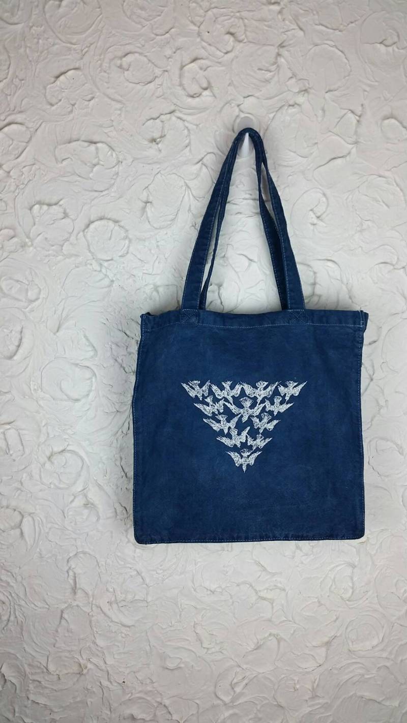 Indigo Gefärbt Moderne Bestickte Vogel Flock Vintage Grafik Leinwand Handwerker Gemacht Einkaufstasche von AuthenticEmbroidery