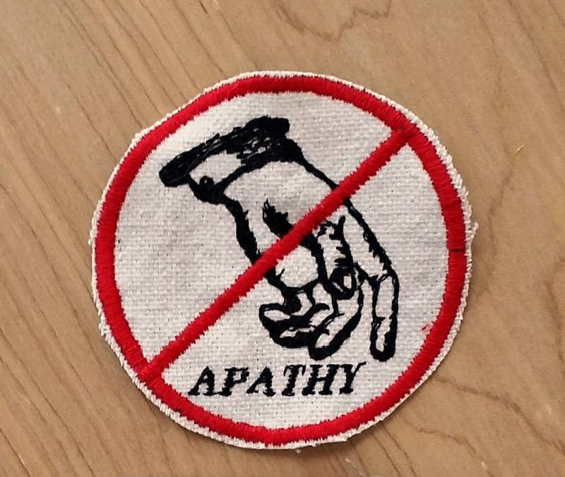 Keine Apathie Upcycled Leinwand Aufbügeln Jacke Patch Gestickt von AuthenticEmbroidery