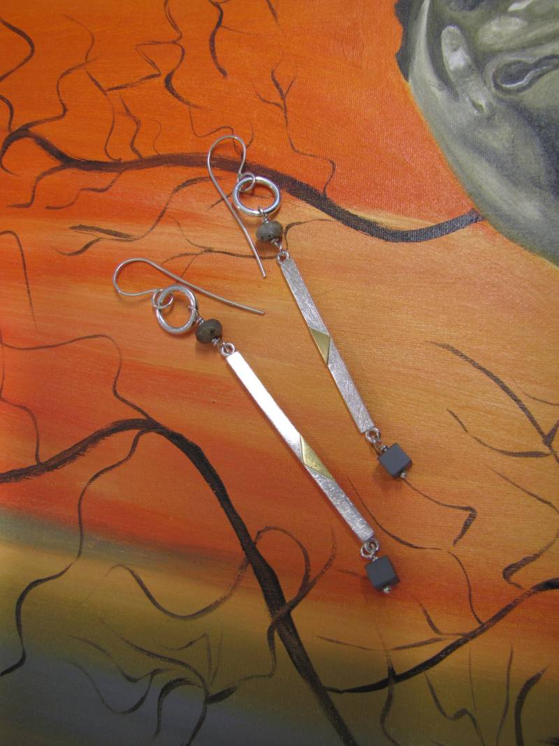 Bar Earrings, Hematite Earrings, Delicate & Intricate 925 Silver Earrings With Triangle Detail - Ideal For Any Fashion-Forward Woman von AuthierSusanne