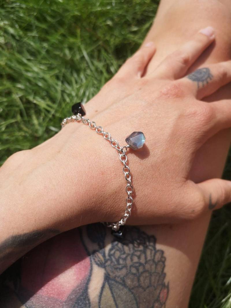 Chic Bracelet, Feminine Bracelet, Get Noticed With Our Elegant Silver 925 Bracelet Embedded Labradorite & Onyx Stones von AuthierSusanne