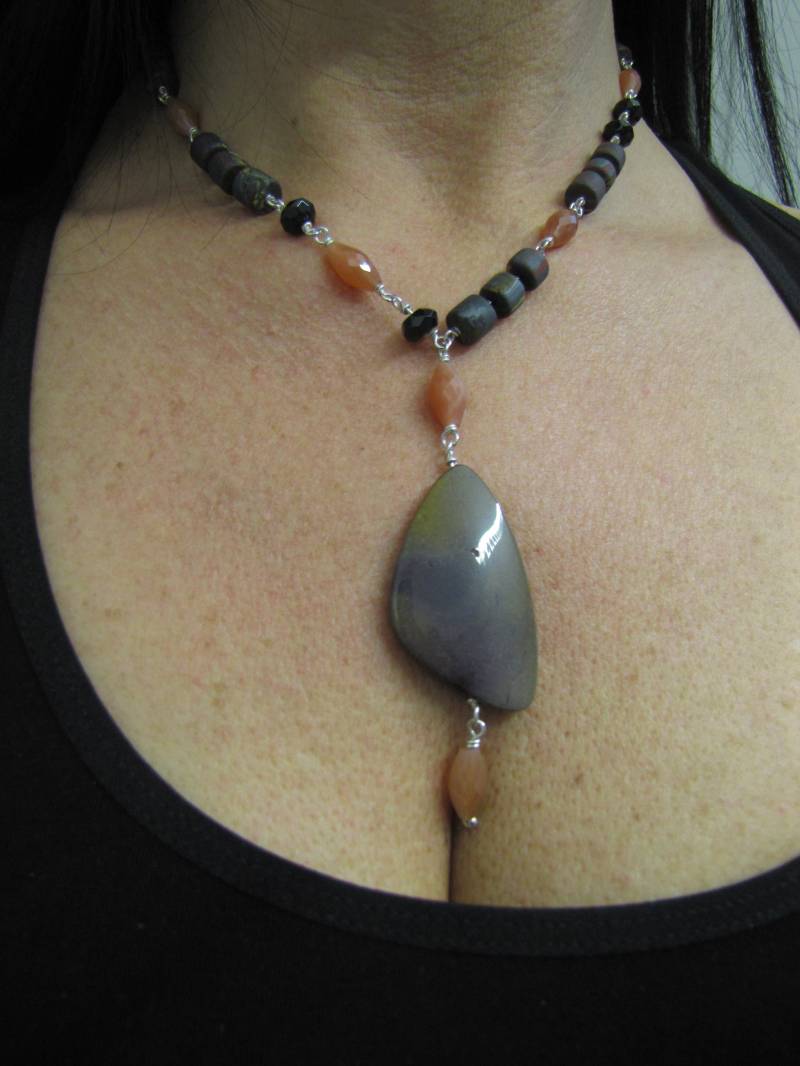 Mookaite Necklace, Mondstein Kettle, Natural Mookaite Tieger Eisen Gemstone Necklace - Handcrafted Silver Jewelry von AuthierSusanne