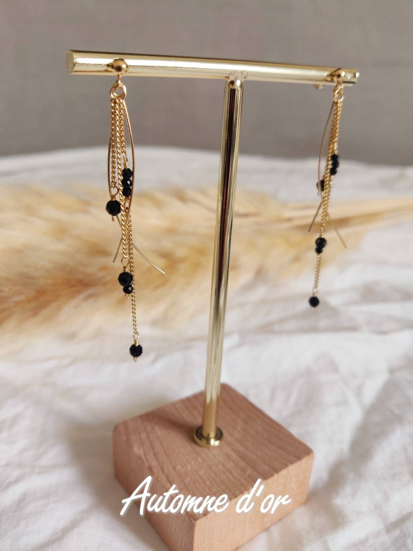 Feine Ketten-Tropfenohrringe Mit Schwarzen Spinell-/Perlensteinen, Lange Schwarze Goldohrringe in 14 Karat Gold Gefüllt Feine Ketten-Tropfenohrringe Mit Schwarzen Spinell-/Perlensteinen, Lange Schwarze Goldohrringe in 14 Karat Gold Gefüllt von Automnedor