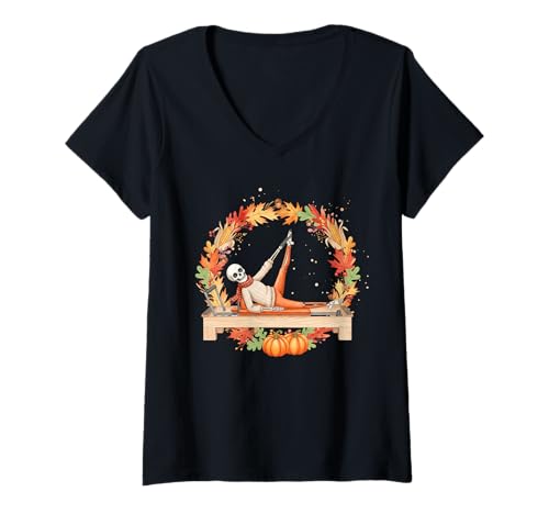 Damen Skeleton Reformer Pilates Herbst Herbst Blätter Kranz Kürbisse T-Shirt mit V-Ausschnitt Damen Skeleton Reformer Pilates Herbst Herbst Blätter Kranz Kürbisse T-Shirt mit V-Ausschnitt von Autumn Themed Skeleton Doing Pilates Designs