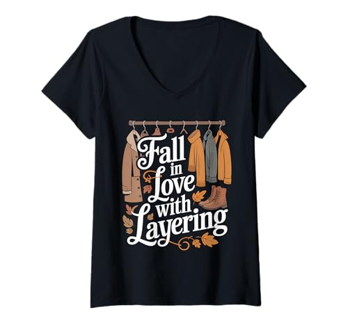 Damen Fall in Love with Layering Autumn Coats Scarves Boots T-Shirt mit V-Ausschnitt Damen Fall in Love with Layering Autumn Coats Scarves Boots T-Shirt mit V-Ausschnitt von Autumn Wardrobe Coats Scarves Boots Leaves