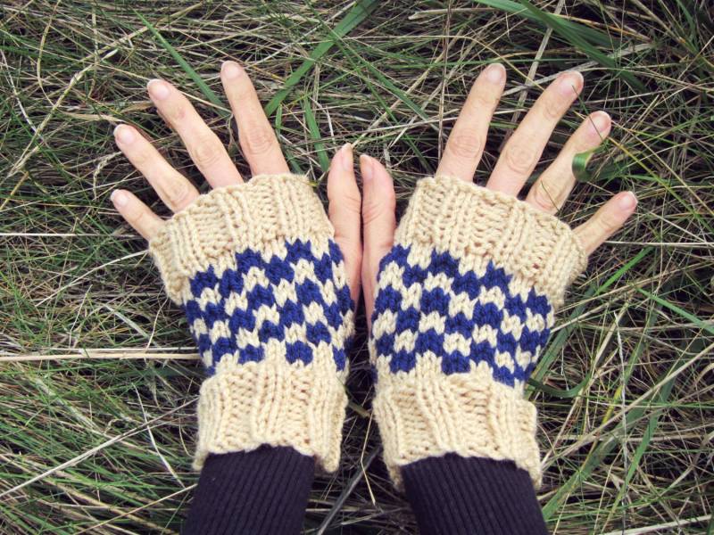 Handgestrickte Armstulpen Aus Blau-Weißer Veganer Wolle von AutumnAndAmber