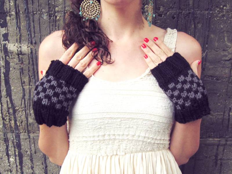 Fingerlose Handschuhe Strick Häkeln Damen Schwarz Grau Kariert von AutumnAndAmber