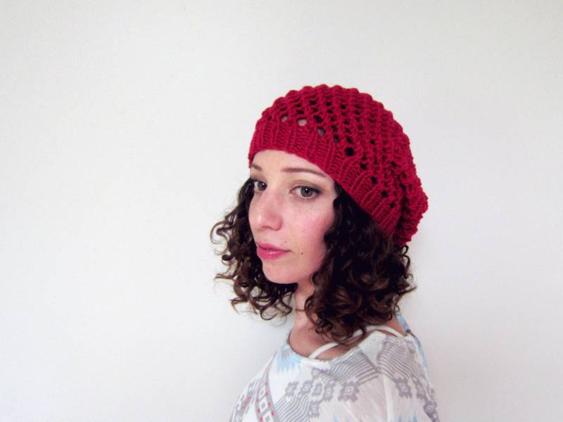Frühlingsmütze Sommermütze Leichte Mütze Damen Accessoires Lace Knit Slouchy Baskenmütze Rot Gestrickte Geschenkideen Handmade Häkeln von AutumnAndAmber