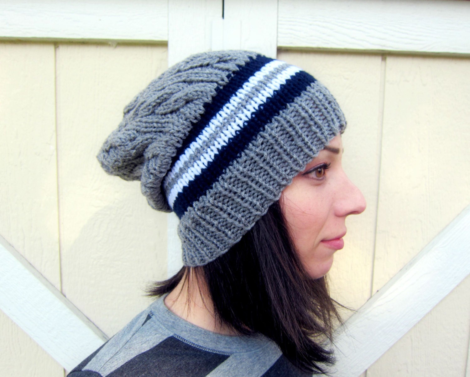 Handgestrickte Gestreifte Slouchy Beanie - Grau Zopfmuster Unisex Cap von AutumnAndAmber