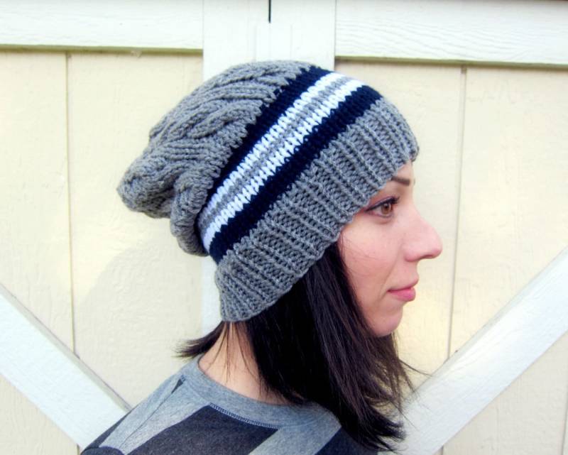 Handgestrickte Gestreifte Slouchy Beanie - Grau Zopfmuster Unisex Cap von AutumnAndAmber