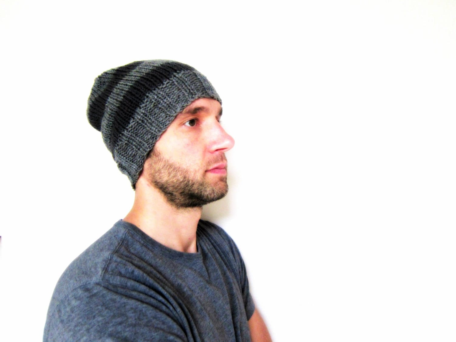 Handgestrickte Gestreifte Slouchy Beanie - Graue Schädel-Kappe von AutumnAndAmber