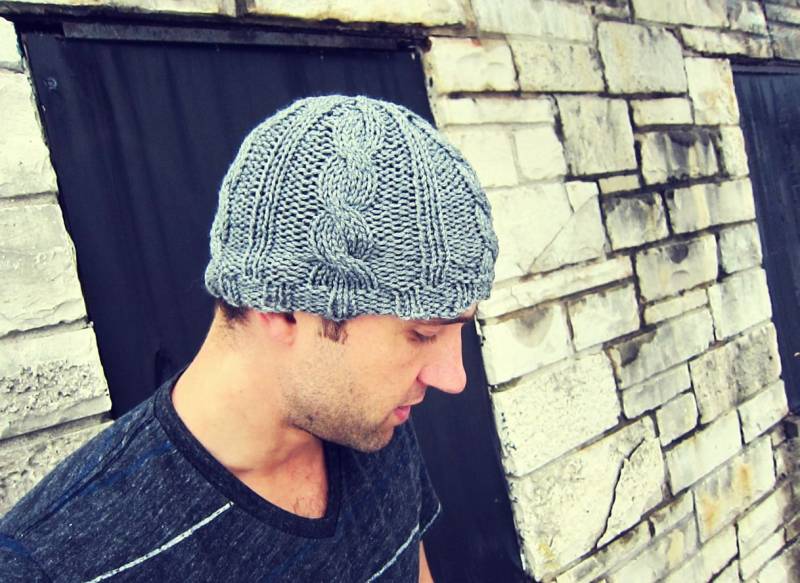 Herren Beanie Mütze Gestrickt Grau Zopfmuster Mann Unisex Grau Häkelmütze Damen von AutumnAndAmber