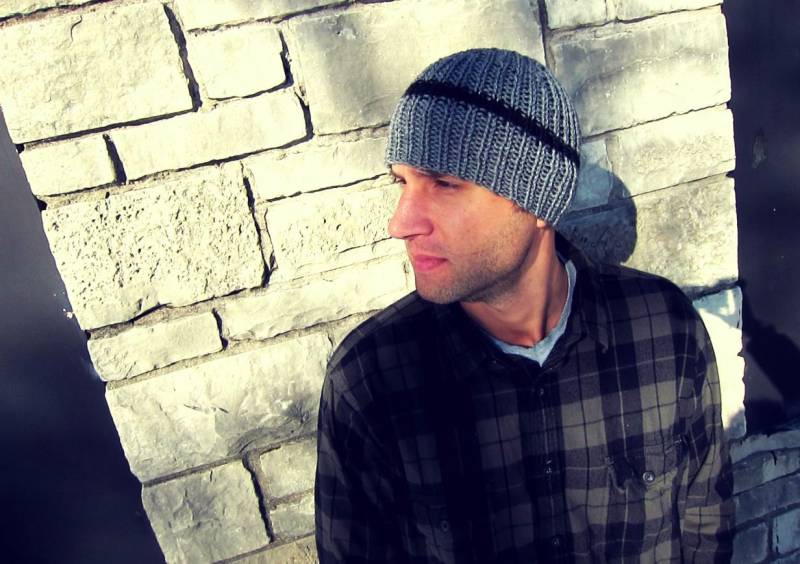 Knit Herren Hut Gestrickt Grau Schwarz Mann Beanie Unisex Häkelmütze von AutumnAndAmber