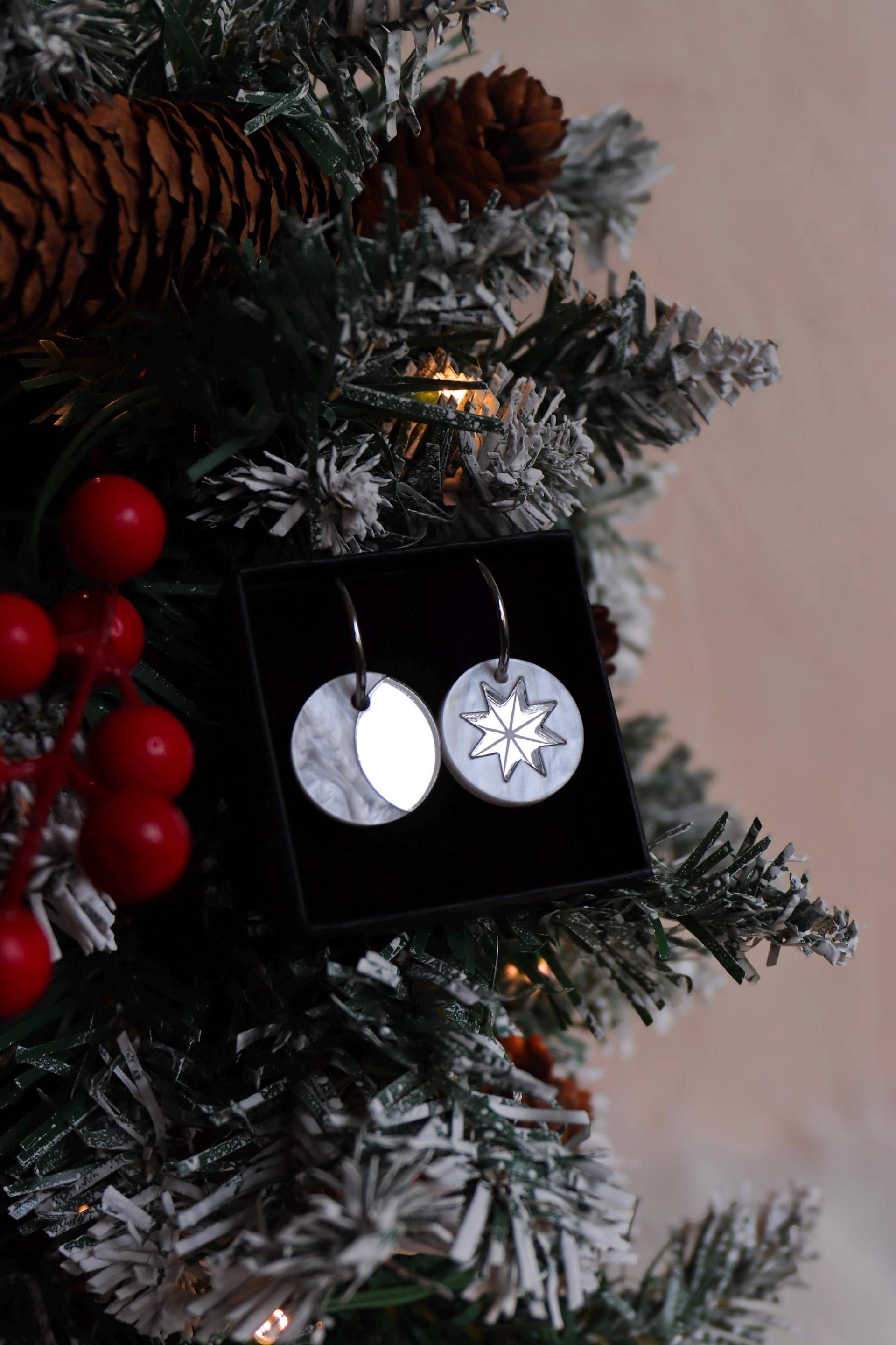 Acryl Silber Stern Und Mond Charm Ohrringe von AutumnAureliaUK