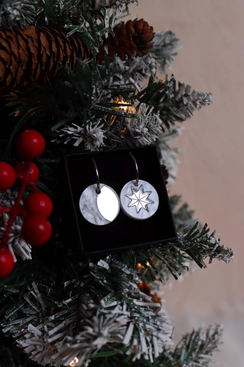 Acryl Silber Stern Und Mond Charm Ohrringe von AutumnAureliaUK