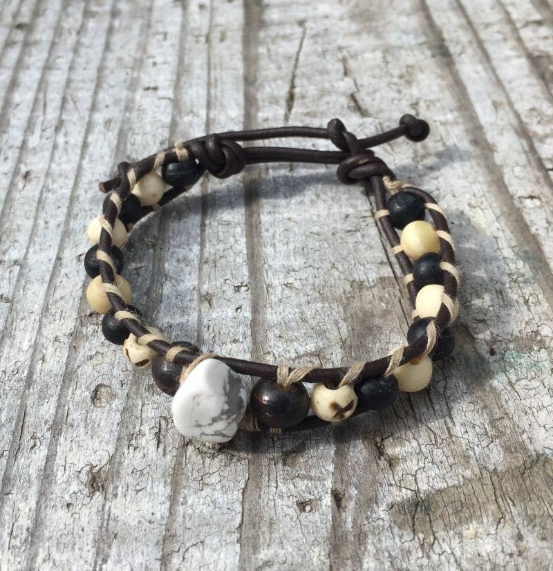 Boho-Stil Weiß-Türkis Perlenarmband Mit Gratis Kordelbeutel Howlith Edelstein, Wickelarmbänder Aus Leder, Hippie Style Armband von AutumnDawnChicago