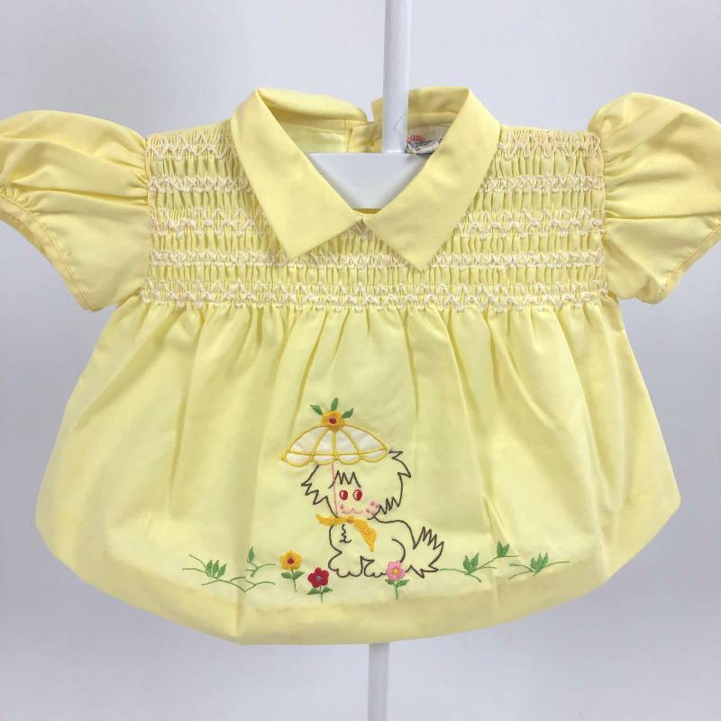 0-3 Monat Vintage Gelb Smocked Kleid Mit Bestickten Szene Der Katze Hält Einen Regenschirm Umgeben Von Farbigen Blumen, Geschwollene Ärmel von AutumnRoseArtVintage