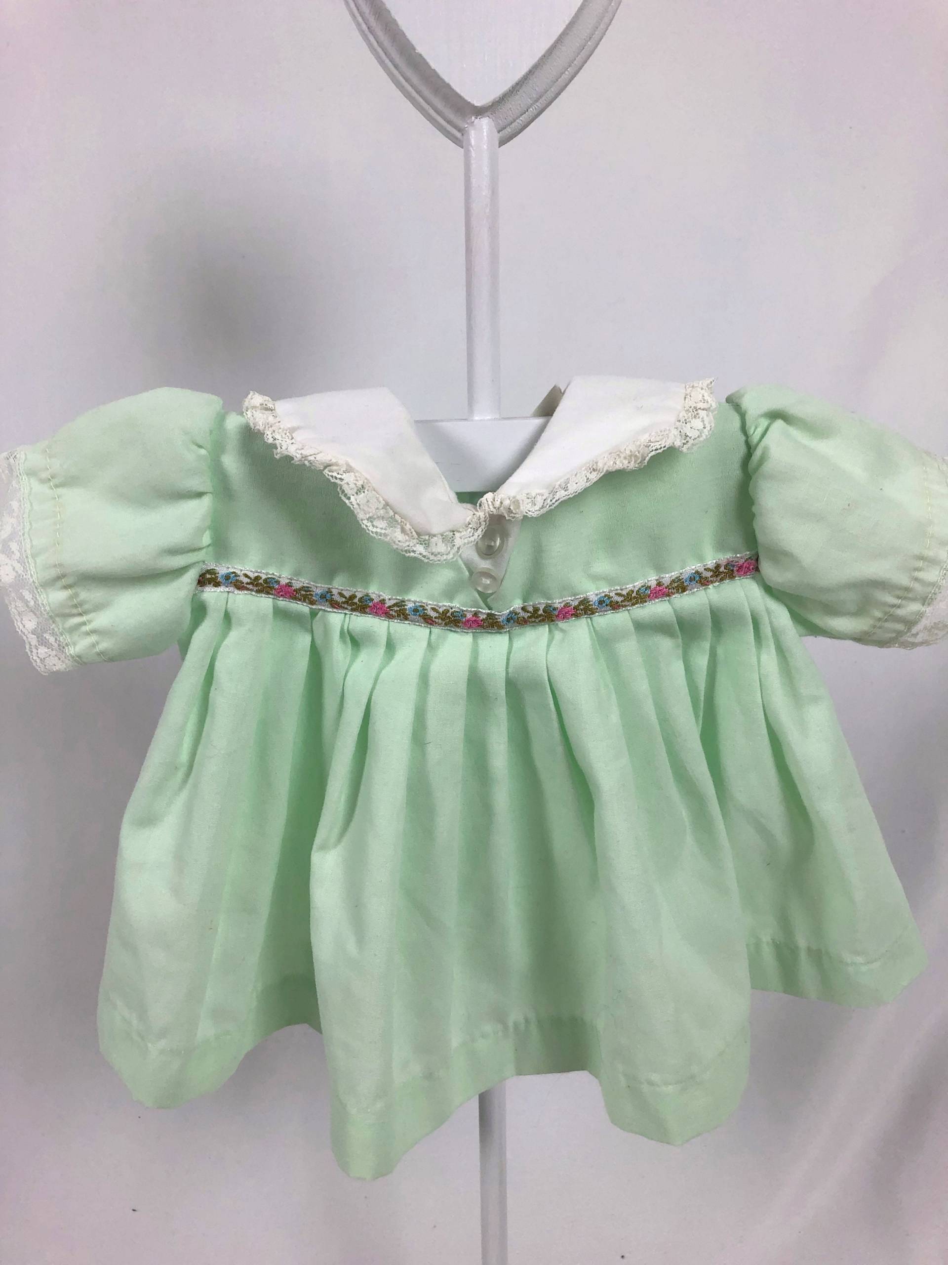 12 Monate Hellgrünes Kleid Mit Weißen Peter Pan Kragen, Spitze Trim Auf Kragen & Geschwollene Ärmel, Bestickte Band Blumenmuster Über von AutumnRoseArtVintage