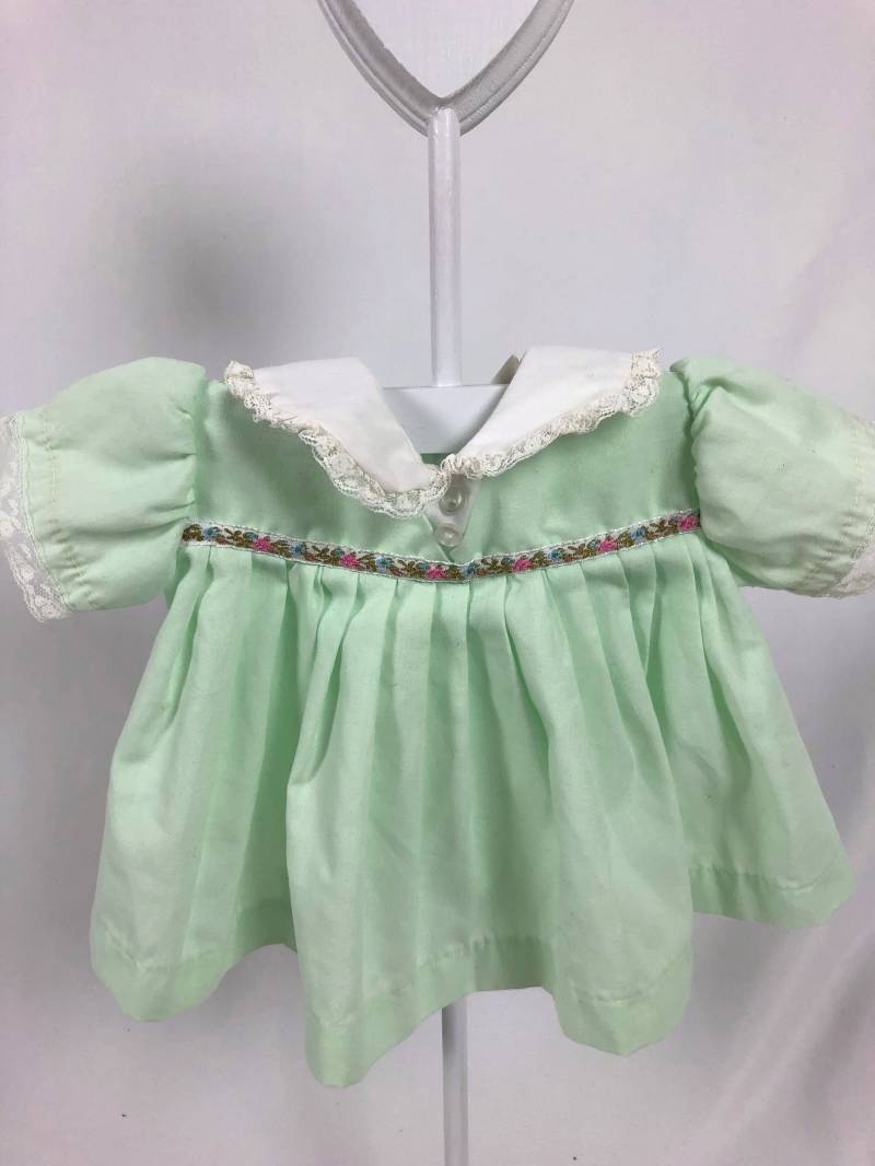 12 Monate Hellgrünes Kleid Mit Weißen Peter Pan Kragen, Spitze Trim Auf Kragen & Geschwollene Ärmel, Bestickte Band Blumenmuster Über von AutumnRoseArtVintage