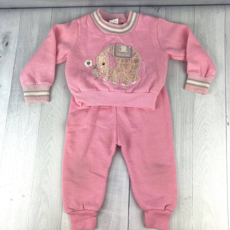 12 Monate Rosa Sweatshirt & Sweatpants Set Mit Pfirsich Farbigen Elefanten Hält Eine Bestickte Weiße Blume, Grau Und Weiß Gestreiften Ausschnitt von AutumnRoseArtVintage