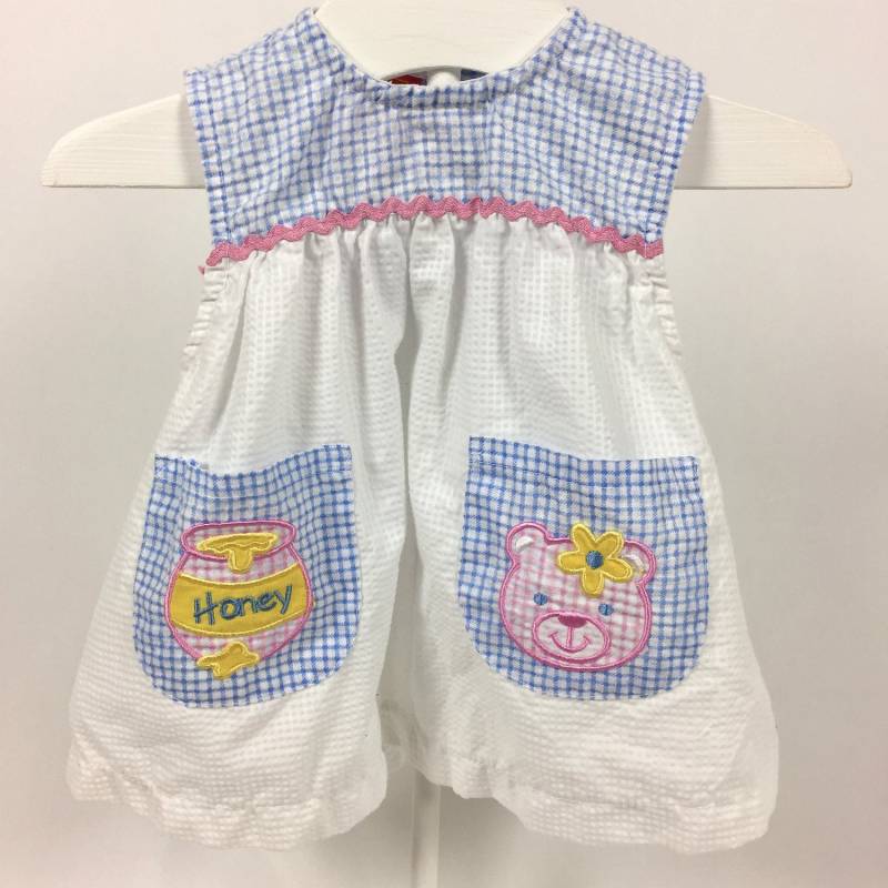 3-6 Monat Blau Und Weiß Seersucker & Gingham Kleid, Rosa Ric Rak Trim, Applikation Von Teddybär Mit Gelben Gänseblümchen Honig Topf Auf Taschen 3-6 Monat Blau Und Weiß Seersucker & Gingham Kleid, Rosa Ric Rak Trim, Applikation Von Teddybär Mit Gelben Gänseblümchen Honig Topf Auf Taschen von AutumnRoseArtVintage