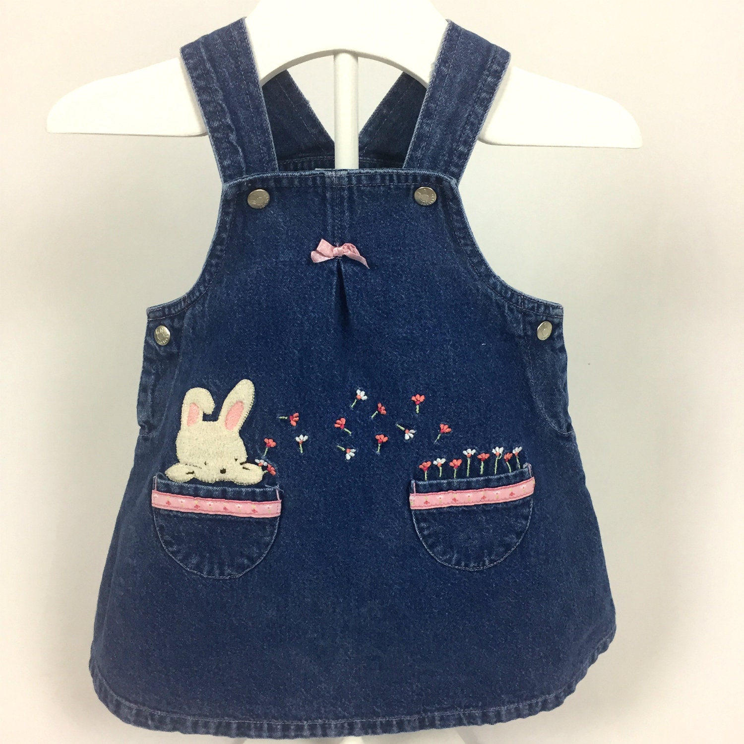 6-9 Monate Denim Overall Kleid Mit Weichen Filz Hase, Bestickte Blumen. Rosa Floral Band & Schleife, Silber Snap Verschlüsse, Verstellbare Riemen von AutumnRoseArtVintage