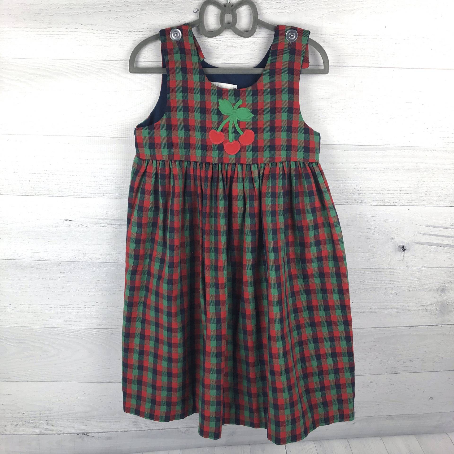 Größe 5 Blau, Rot & Grün Karierten Kleid Mit Applikation Von Roten Kirschen Grünen Stielen Bestickt Auf, Klare Knöpfe An Den Schultern, Pleating von AutumnRoseArtVintage