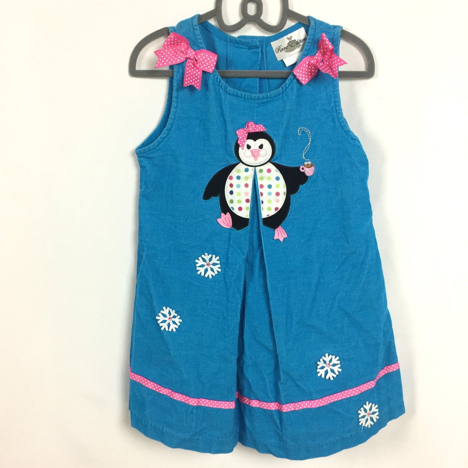 Größe 5 Blau Corduroy Kleid Mit Pinguin Applikation, Rosa & Weiß Polka Dot Band Bögen Und Trim, Schneeflocken Strass, Perlen, Kakao von AutumnRoseArtVintage