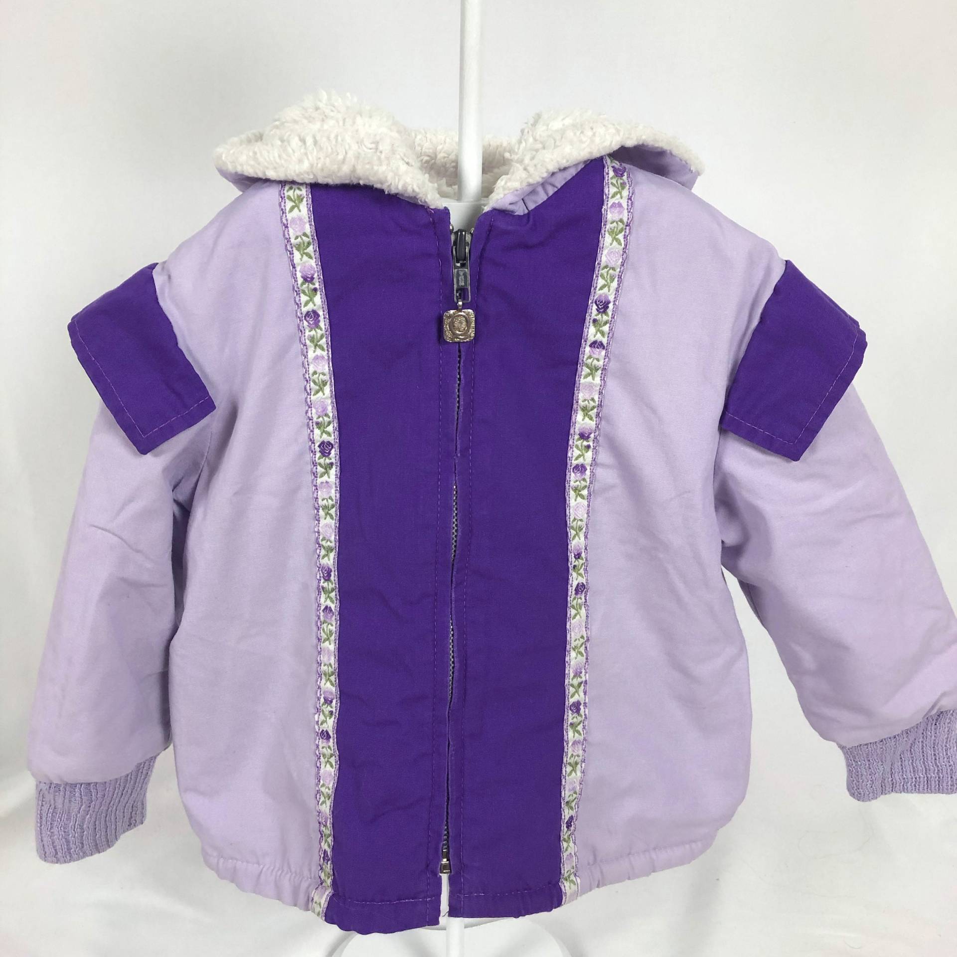 Vintage 80Er Jahre Zip Up Lila & Wintermantel Mit Kapuze, Bands Von Bestickten Trim Rosen, Faux Weiß Pelz Typ Futter Innen von AutumnRoseArtVintage