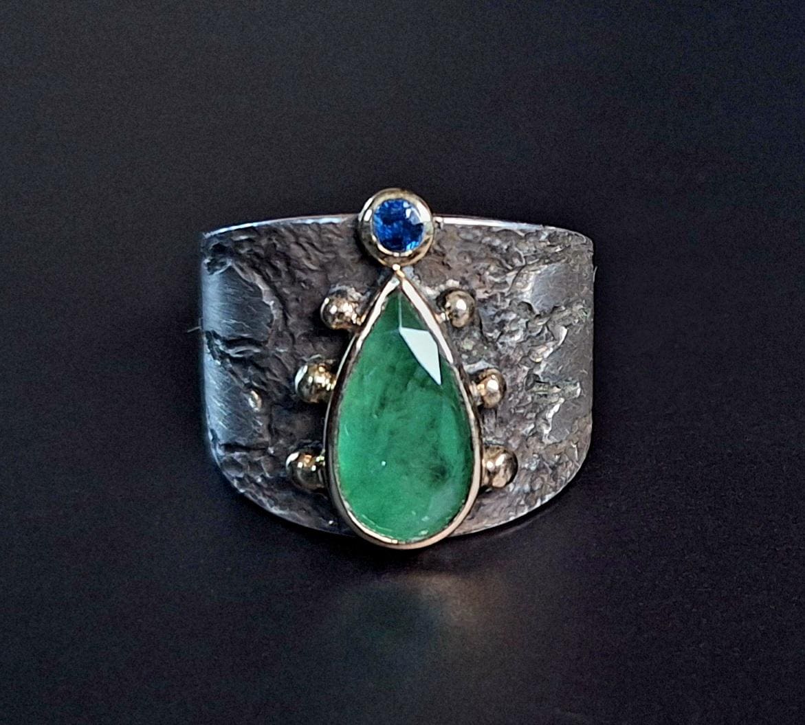 Einzelstück. Silberring Mit Gold Und Smaragd Handgearbeiteter Schmuck/ Ausgefallenes Unikat/ Goldschmiede/Unikat Einzelstück. Silberring Mit Gold Und Smaragd Handgearbeiteter Schmuck/ Ausgefallenes Unikat/ Goldschmiede/Unikat von Auwaldschmiede