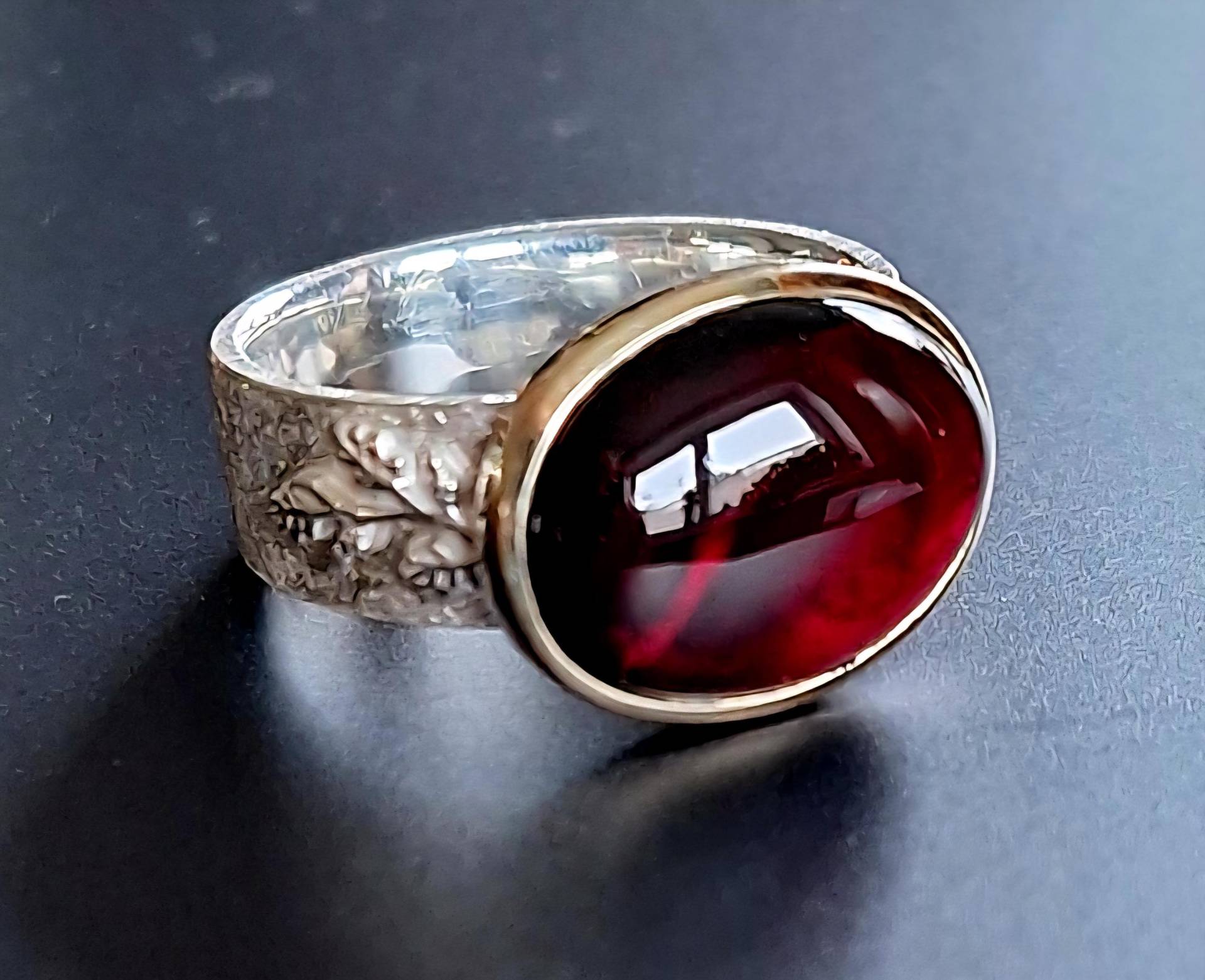 Granatring Aus Silber Mit 585 Goldfassung Granatring Aus Silber Mit 585 Goldfassung von Auwaldschmiede