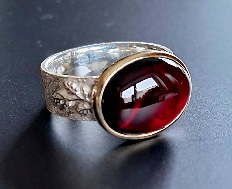 Granatring Aus Silber Mit 585 Goldfassung Granatring Aus Silber Mit 585 Goldfassung von Auwaldschmiede