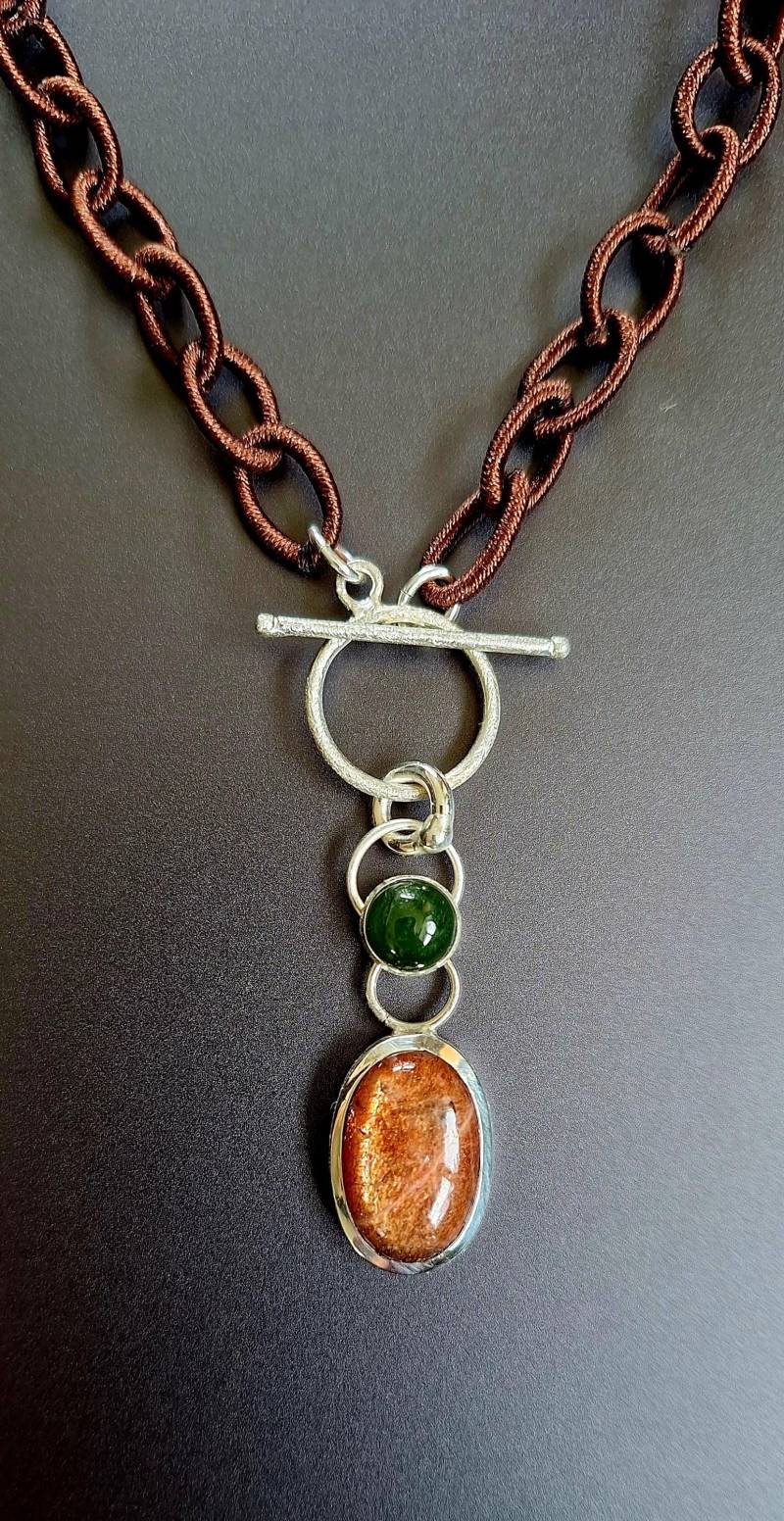 Handgearbeiteter Silberanhänger Mit Steinen An Polyesterkette. Einzelstück Handgearbeiteter Silberanhänger Mit Steinen An Polyesterkette. Einzelstück von Auwaldschmiede