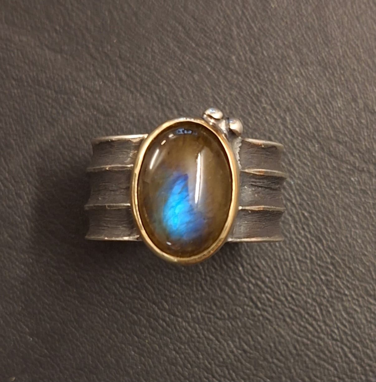 Handgefertigter Labradorit-Ring Silber & Gelbgold | Dunkler Labradorit Mit Blauem Schimmer Einzigartiges Unikat Handarbeit von Auwaldschmiede