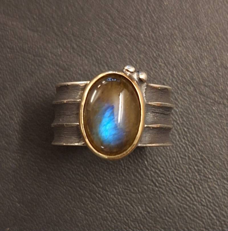 Handgefertigter Labradorit-Ring Silber & Gelbgold | Dunkler Labradorit Mit Blauem Schimmer Einzigartiges Unikat Handarbeit von Auwaldschmiede