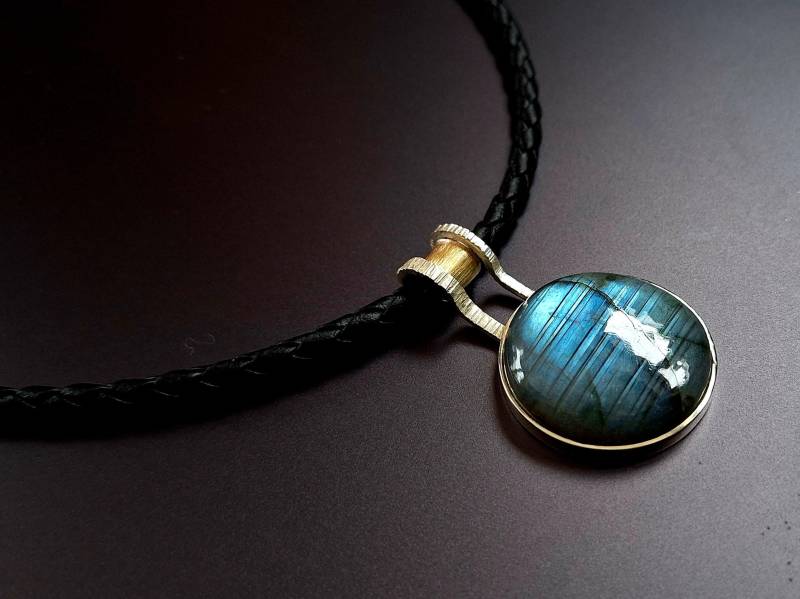 Labradoritanhänger Aus 925 Silber Mit 585 Gold Und Lederband/Handgearbeiteter Silberanhänger/ Großer Statementangänger/ Einzelstück/ Unikat von Auwaldschmiede