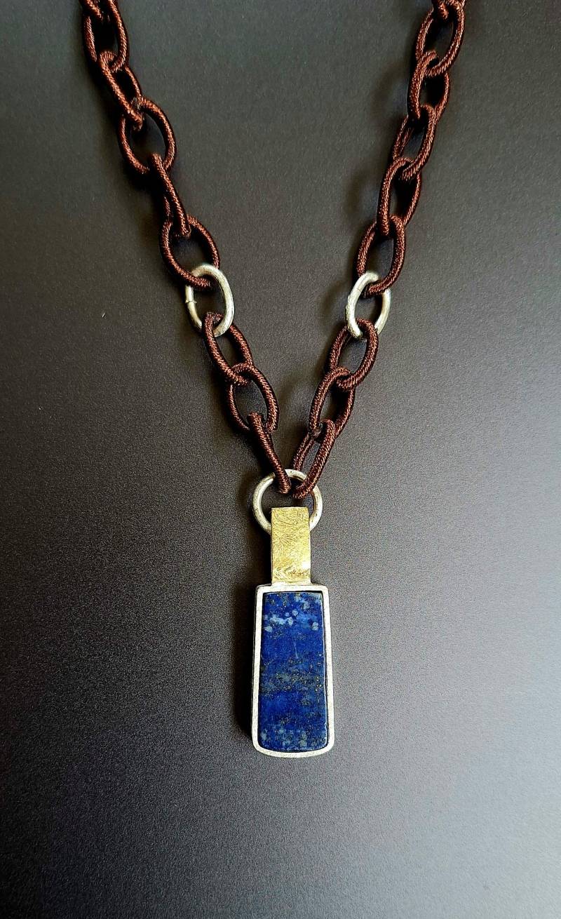 Lapisanhänger Aus Silber Und Gold Mit Polyesterkette/ Lapis Lazuli Anhänger/ Grobe Gliederkette/ Handgearbeitetes Einzelstück von Auwaldschmiede