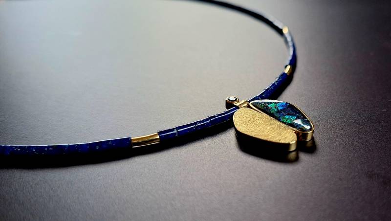 Lapiskette Mit 750 Gelbgold Und Boulderopal von Auwaldschmiede