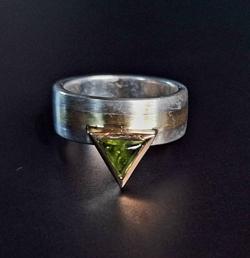 Silberring Mit Gelbgold Und Peridot von Auwaldschmiede