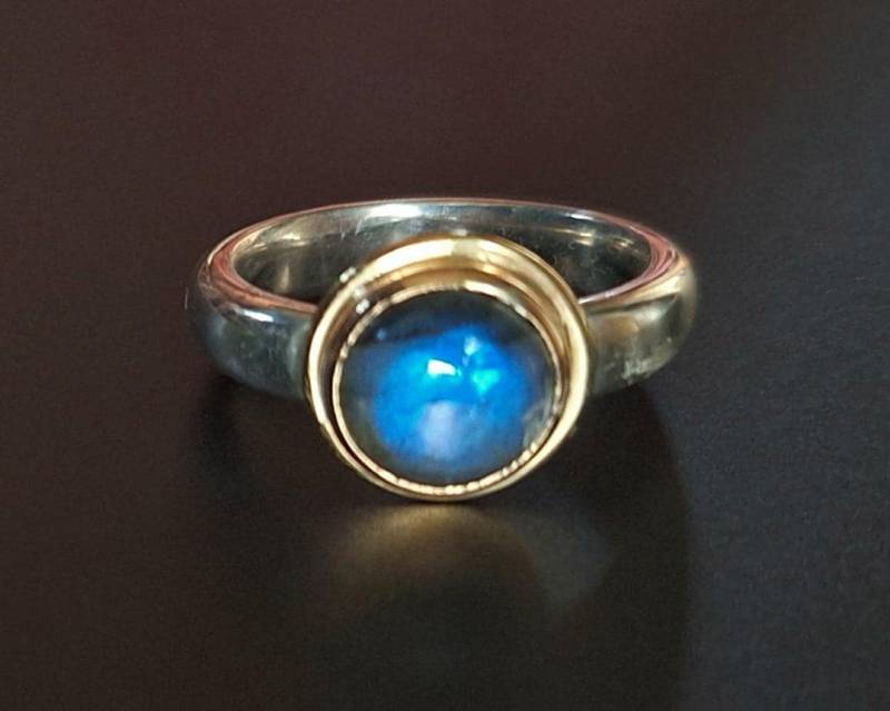 Silberring Mit Labradorit in Goldfassung von Auwaldschmiede