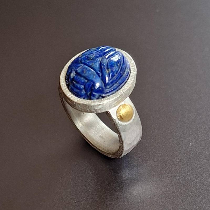Silberring Mit Lapis Lazuli Skarabäus/ Handgearbeitetes Einzelstück/ Goldschmiedearbeit von Auwaldschmiede