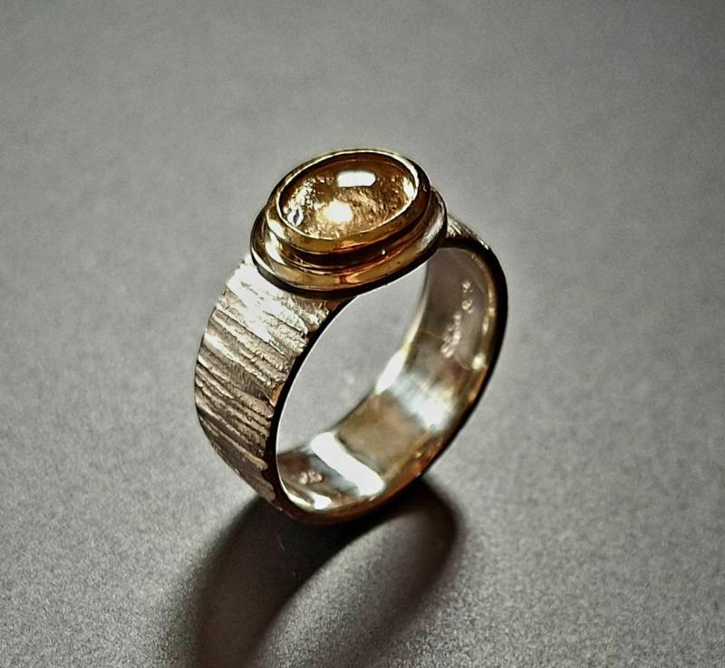 Handgeschmiedeter Turmalin-Ring Aus 925 Silber & 585 Gold - Gelber Cabochon, Massivgoldfassung, Unikat, Edelsteinring von Auwaldschmiede
