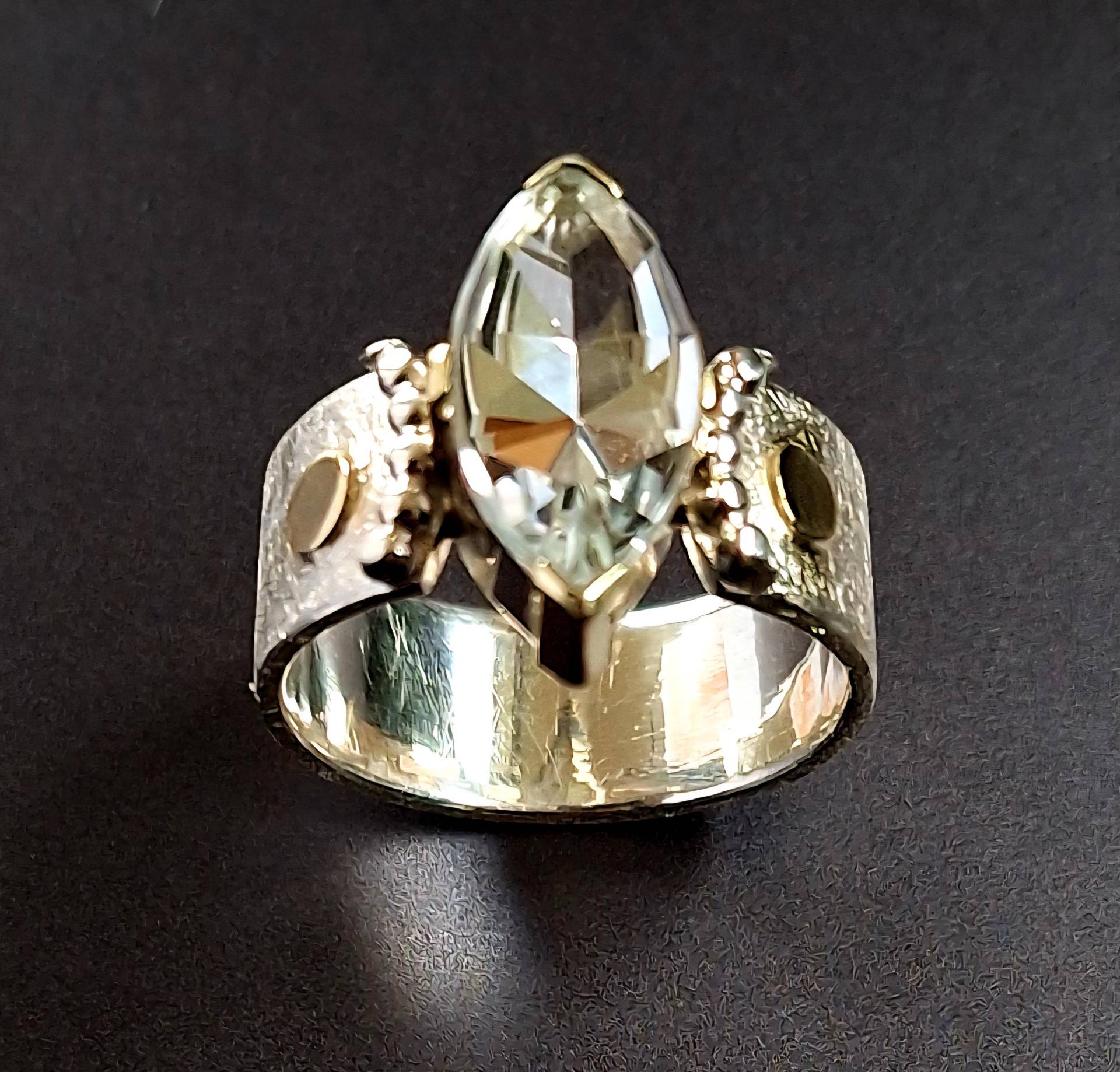 Verspielter Silberring Mit Gelbgold Und Bergkristall Verspielter Silberring Mit Gelbgold Und Bergkristall von Auwaldschmiede