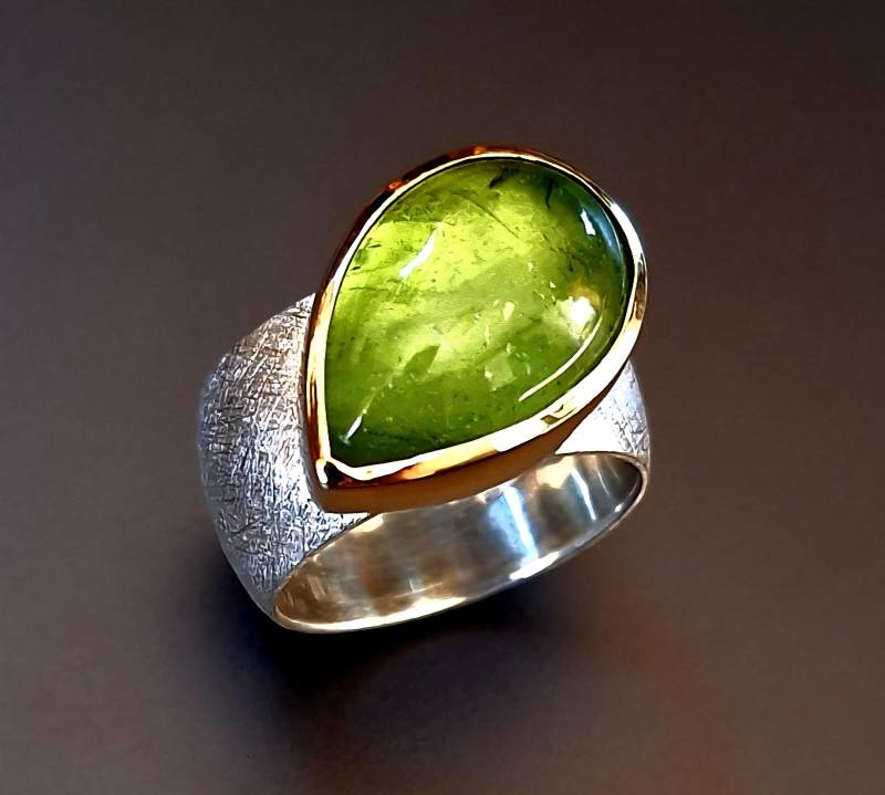 Wunderschöner, Breiter Peridotring Aus Silber Mit Goldfassung Wunderschöner, Breiter Peridotring Aus Silber Mit Goldfassung von Auwaldschmiede