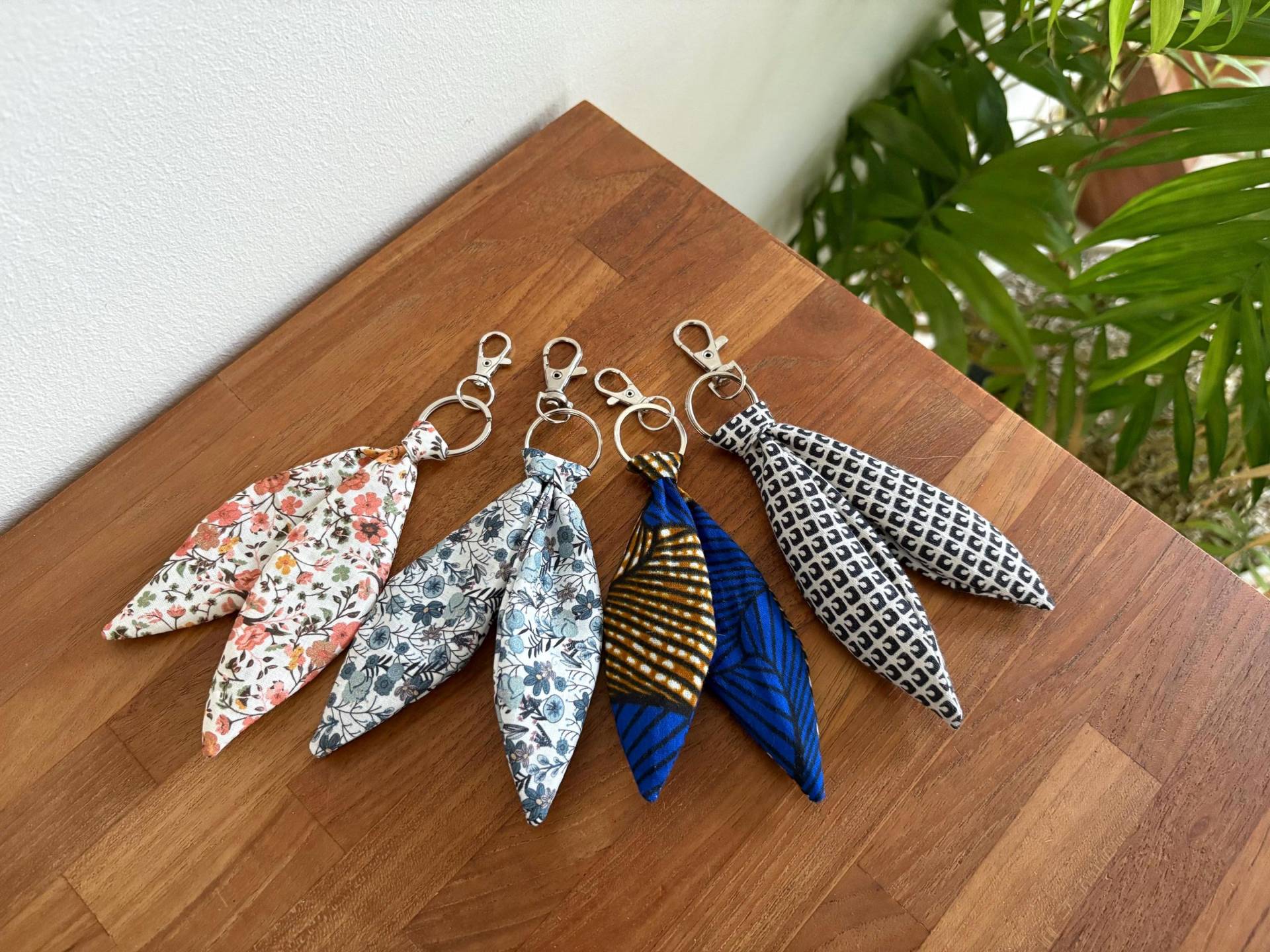 Schlüsselanhänger Mit Fliege, Taschenanhänger Oder Stoffaccessoire Schlüsselanhänger Mit Fliege, Taschenanhänger Oder Stoffaccessoire von Aux4ptitespommes